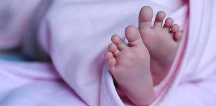 Woman gives birth to baby on roadside in Karachi