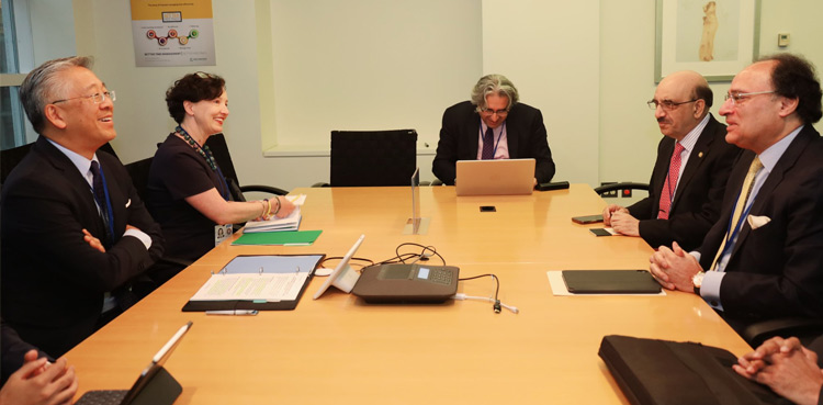 Donald Lu meets Finance Minister Aurangzeb at World Bank HQ