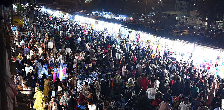 Security beefed up at shopping centres in Karachi