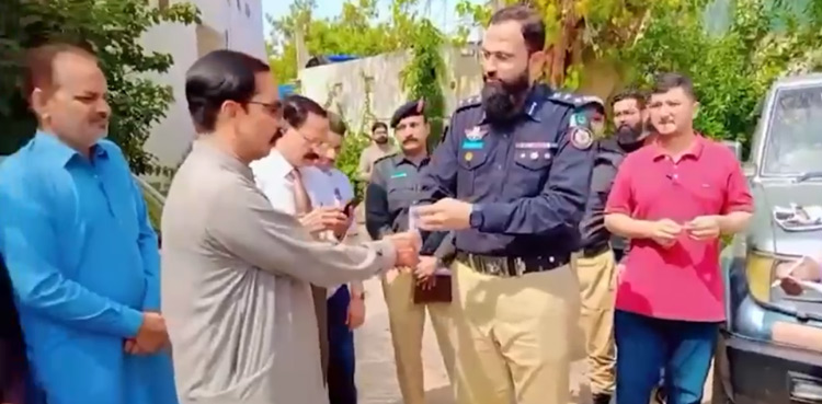 Karachi: AVLC hands over snatched, stolen cars to owners