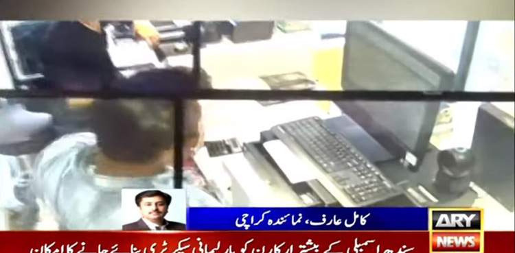 WATCH: Robber in police-like uniform loots bakery in Karachi