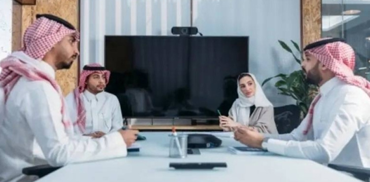 Saudi Arabia makes traditional dress mandatory for civil servants