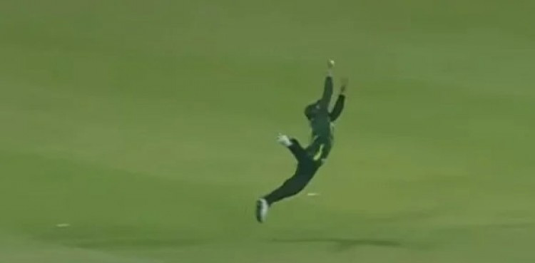 WATCH: Shadab Khan's stunning catch during 4th Pak v NZ T20I match