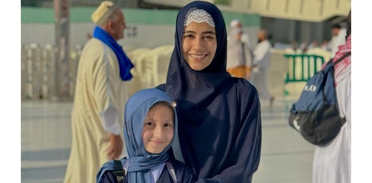Syra Yousuf performs Umrah with daughter Nooreh