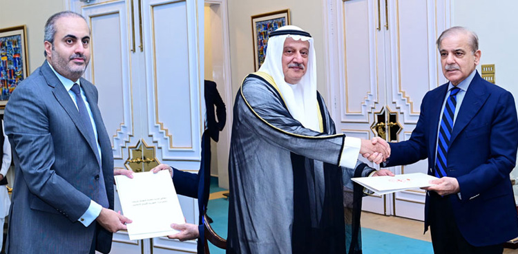 Qatar, Kuwait's Emirs accept PM Shehbaz’s invitation to visit Pakistan