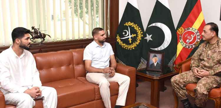 Boxer Amir Khan, Shahzaib Rind meet COAS Asim Munir