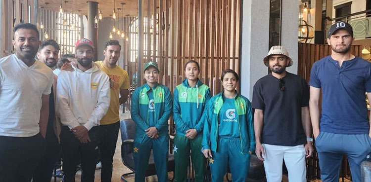 Pakistan men’s team meets women cricketers in Leeds