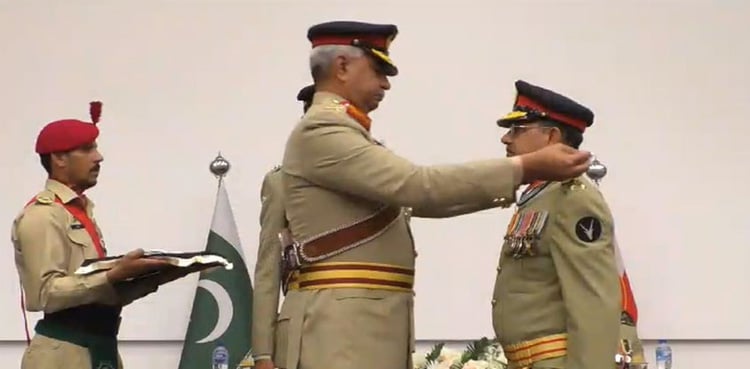 Karachi Corps Commander confers military awards