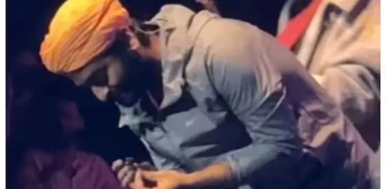 VIRAL: Arijit Singh clips nails on stage during performance