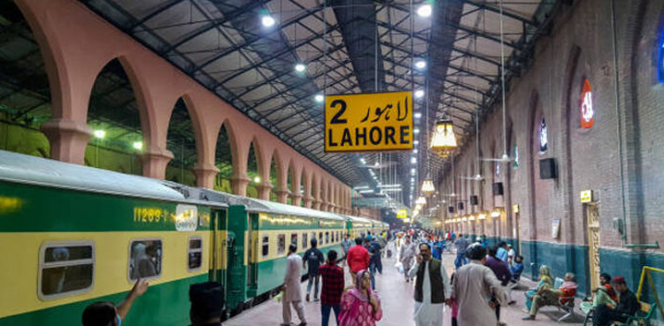 Pakistan Railways decreases fares
