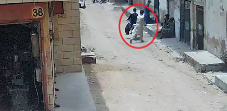 WATCH: Youth shot dead over resisting robbery in Karachi