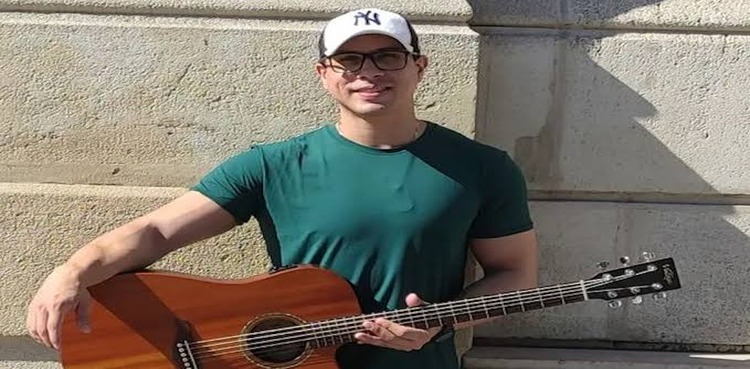 Ayres Sasaki: Brazilian singer dies of electrocution during live show