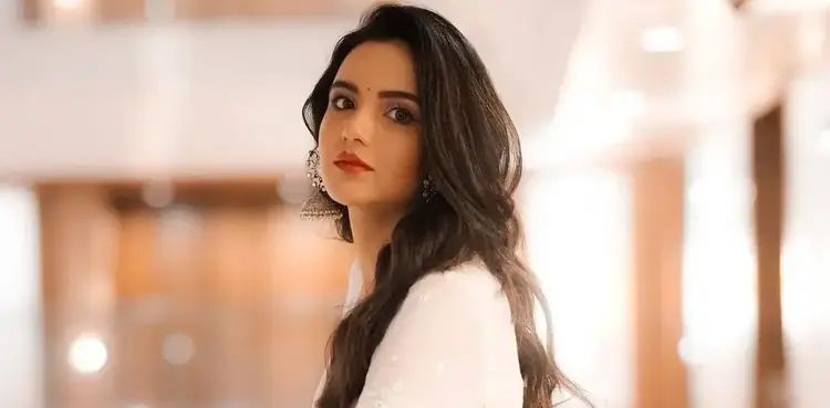 ‘Struggling to even sleep’: Indian actress reveals eye injury from contact lenses