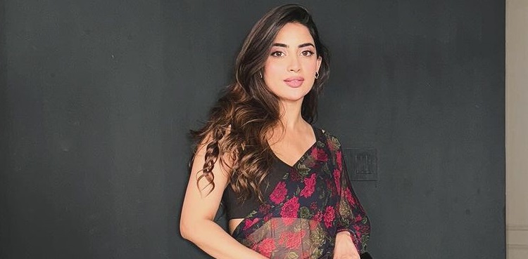 Saboor Ali's hilarious reel goes viral!