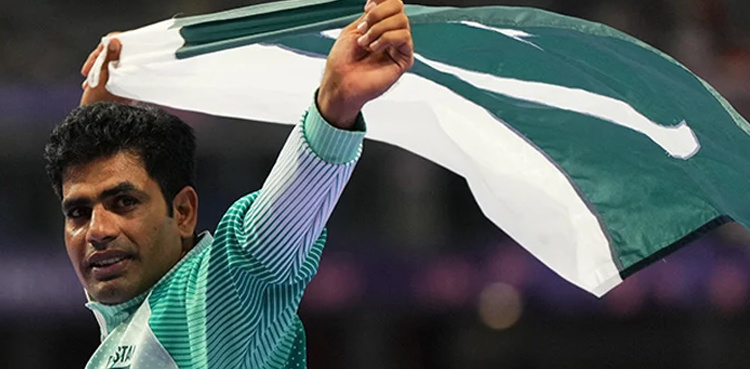 Arshad Nadeem offers Fajar prayer at Raiwind Tableeghi Markaz