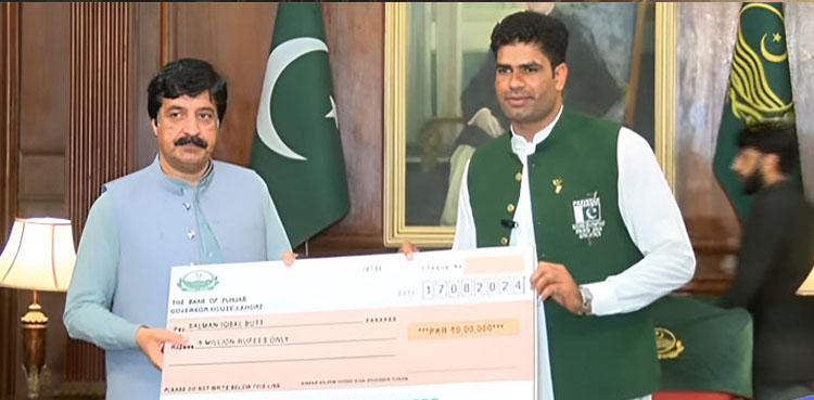 Punjab governor awards Arshad Nadeem Rs2mn, car for Olympic performance
