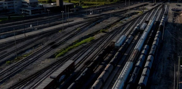 Canada rail shutdown locks out 9,000 workers