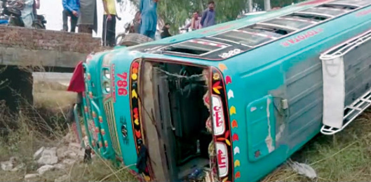 Four dead as Pilgrims van overturns in Nawabshah