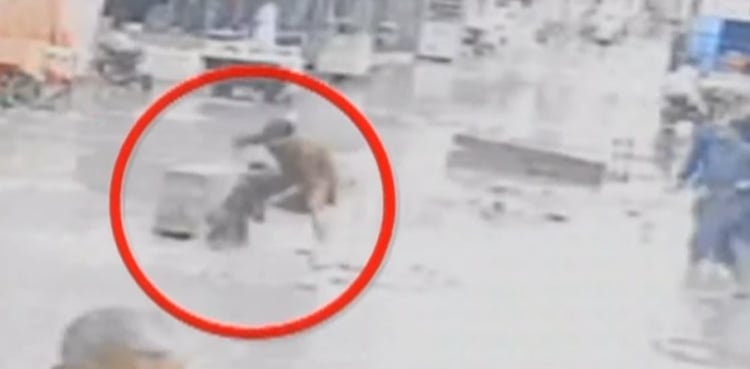 WATCH: Girl falls into open manhole in Karachi