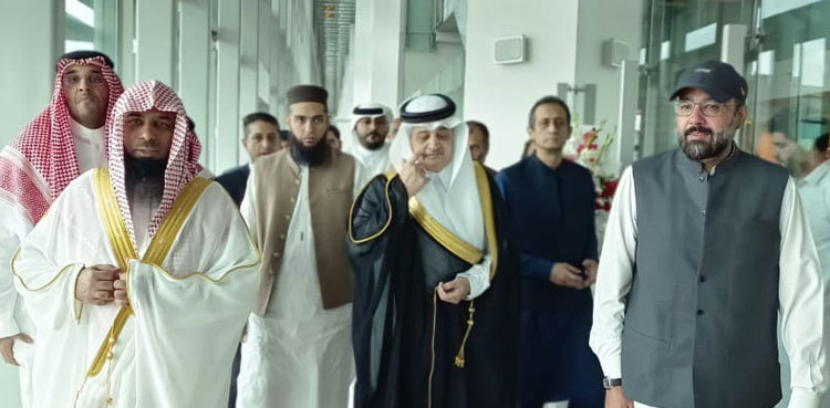 Imam Masjid-e-Nabawi arrives in Pakistan on seven-day visit