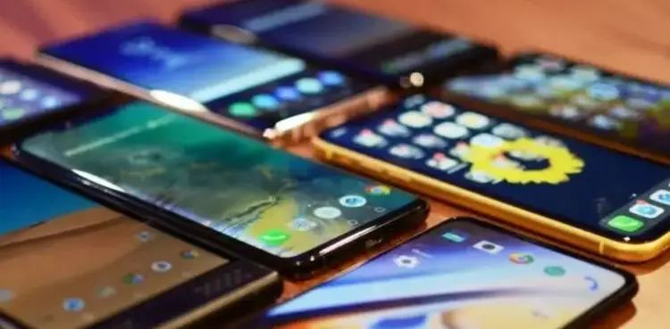 Customs seize 10,000 phones, tobacco flavors worth millions of rupees