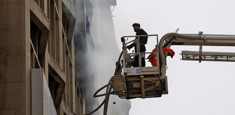 Fire engulfs Karachi's multi-storey building near Empress Market