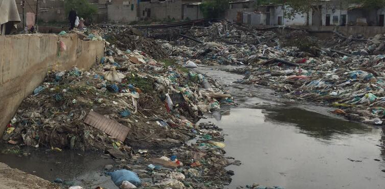 Woman throws eight-year-old child into Karachi's nullah