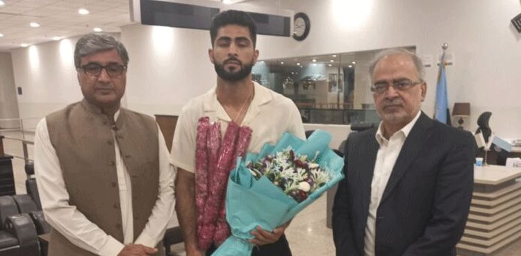 Shahzaib Rind receives heroic welcome after winning world title