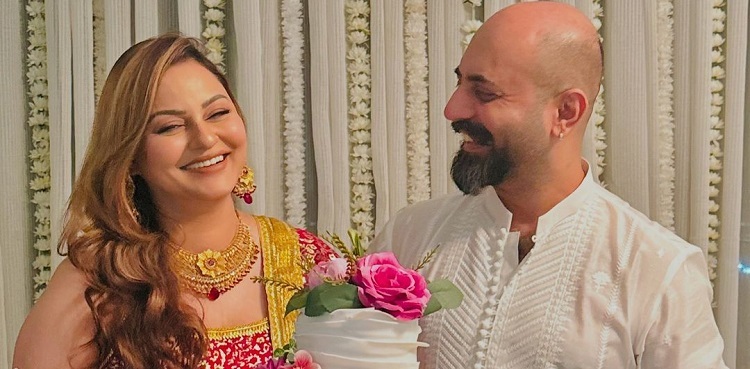 Javeria Abbasi introduces her husband to the world