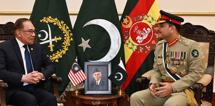 Malaysian PM lauds Pak Army’s role in regional peace