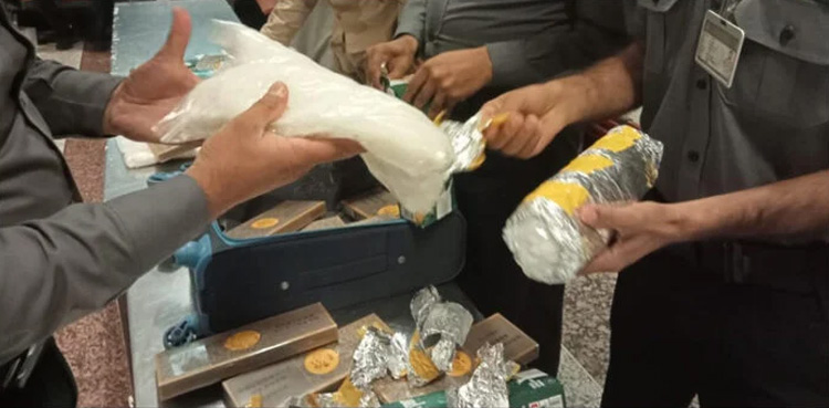 Two passengers arrested for smuggling drugs abroad