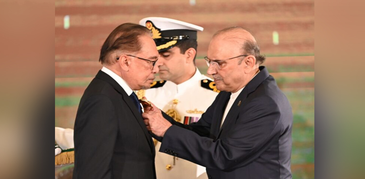 President Zardari confers Nishan-e-Pakistan award on Malaysian PM