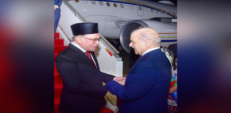 Malaysian PM arrives ﻿in Pakistan for three-day visit to bolster ties