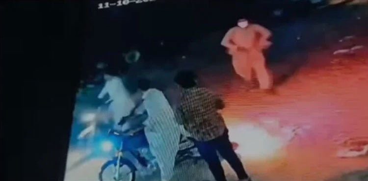 VIDEO: Another robbery in Karachi caught on camera