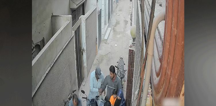 Family looted outside home in Karachi