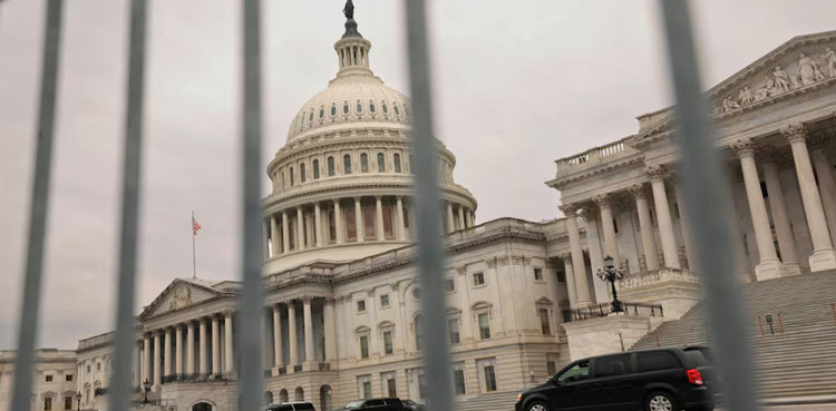 US House approves bill to avert midnight shutdown, sends to Senate