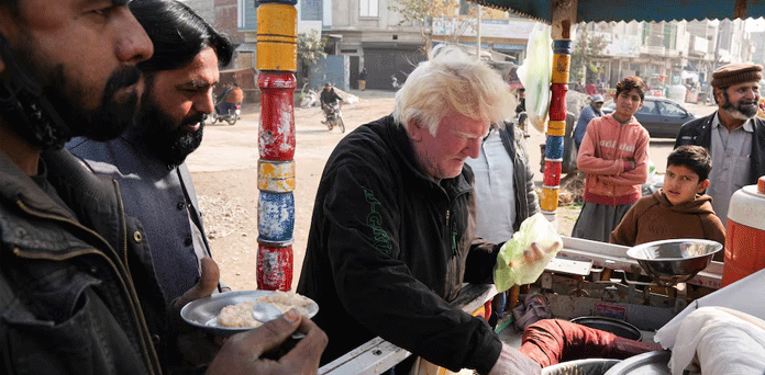 Trump look alike sings to sell pudding in Pakistan