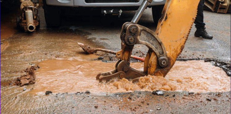 Karachi BRT construction damages water pipeline