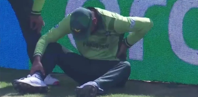 Fakhar Zaman leaves field during PAK v NZ CT 2025 match