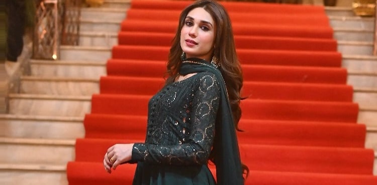 Hina Tariq drops BTS pictures from sets of 'Naqaab'