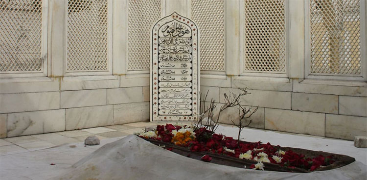 India orders curfew after violence over Aurangzeb's tomb