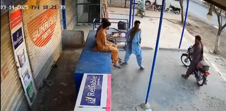 Watch: Robbers loot citizens in broad daylight in Karachi's Jauhar