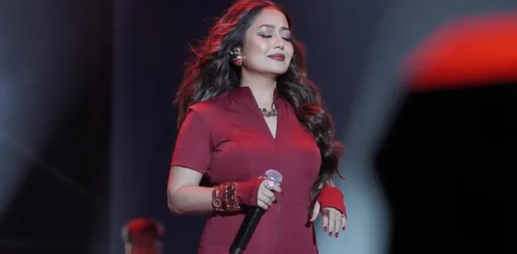 WATCH: Neha Kakkar cries on stage as fans boo her for arriving late