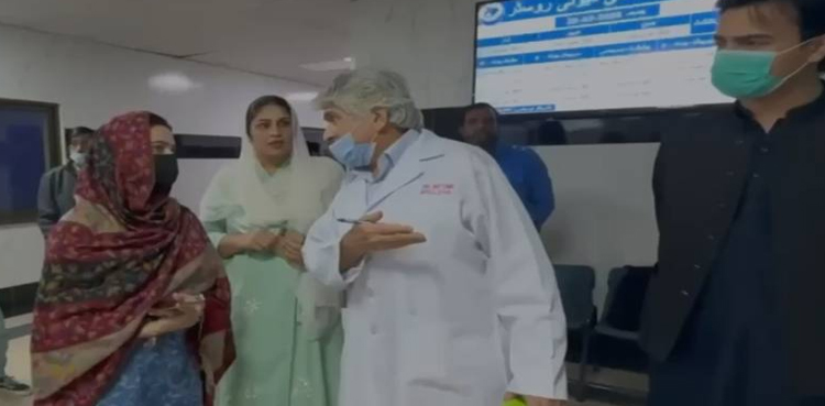 Marriyum Aurangzeb visits Lahore hospital in disguise