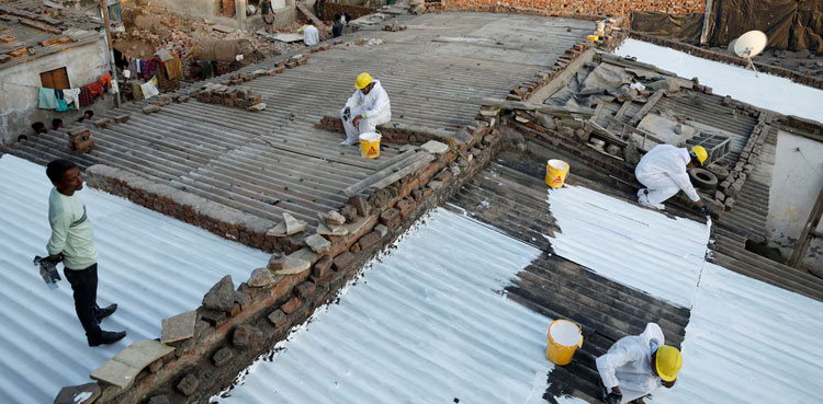 Slums in India get 'cool roofs' to combat extreme heat