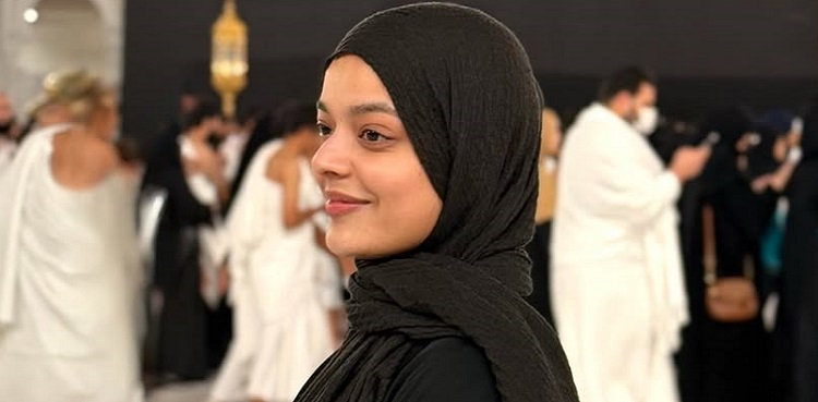 Zainab Raza performs first Umrah in Ramadan