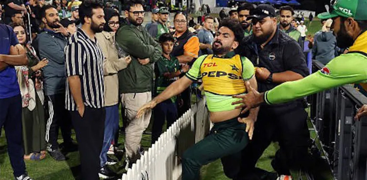 WATCH: Scuffle breaks out as Khushdil Shah faces verbal abuse from 'Afghan' fans