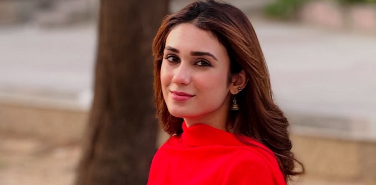 Hina Tariq thanks fans with new BTS pictures from 'Naqaab' set