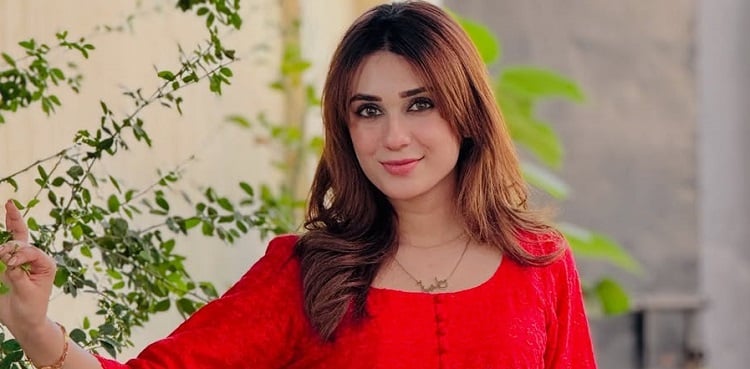 Hina Tariq's BTS pictures from 'Naqaab' sets go viral