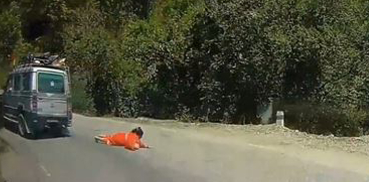 VIDEO: Woman falls from moving vehicle in Nepal